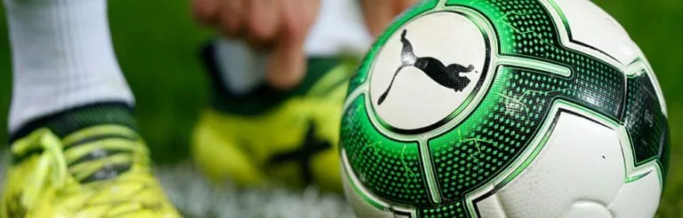 Die besten Online Sportwetten Close-up Fussball auf dem Spielfeld