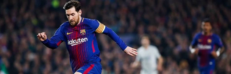 Die besten Online Sportwetten Close-up Fussballspieler auf dem Spielfeld am Ball