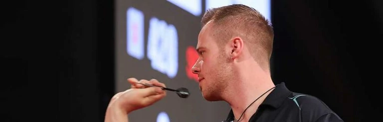 Die besten Online Sportwetten Close-up Darts Spieler fokussiert Dartscheibe Dartpfeil