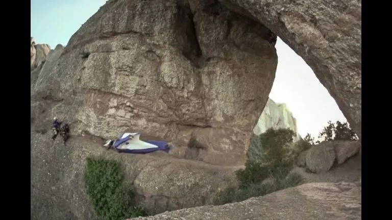 Video: Mit dem Wingsuit durch den Felsspalt